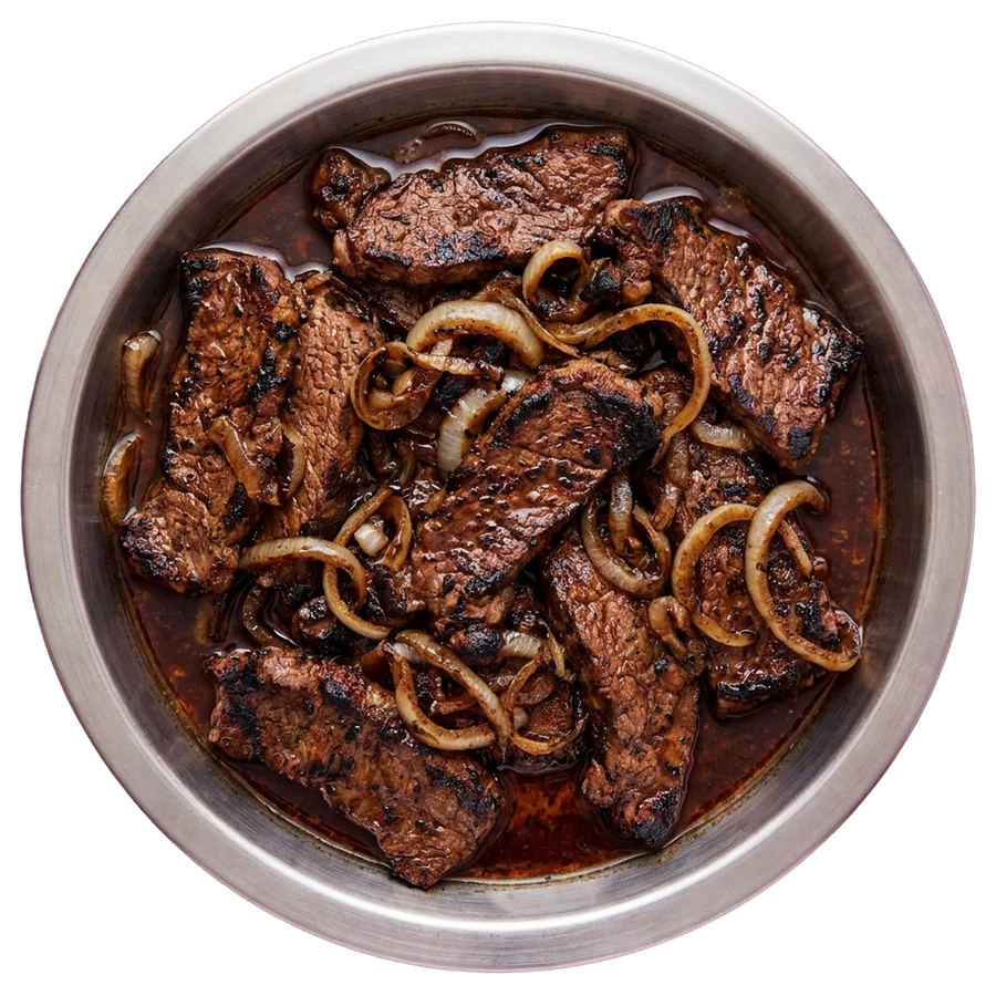 Mariniertes Rind mit Zwiebeln, von oben in einer Stahlschale