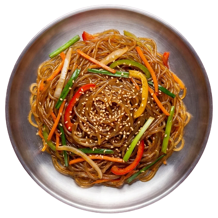 Glasnudeln mit Paprika und Fruehlingszwiebeln, Sesam darueber, von oben auf einem Stahlteller