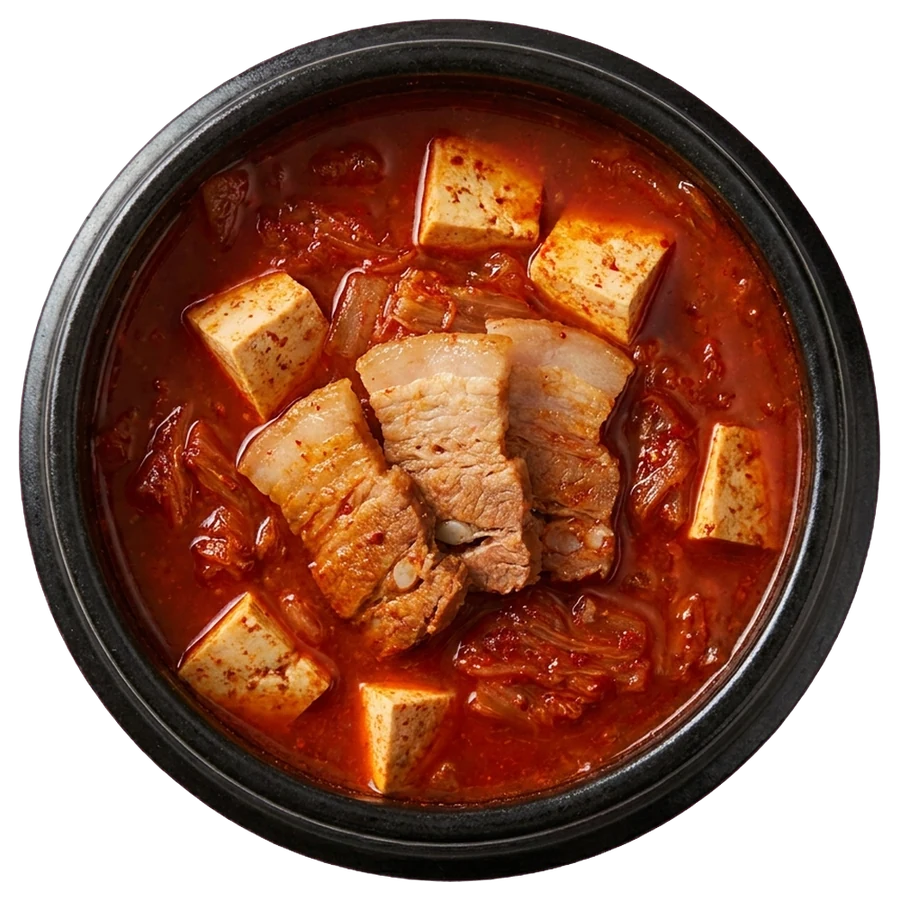 Roter Eintopf mit Schweinebauch und Tofuwuerfeln, von oben in einem schwarzen Topf