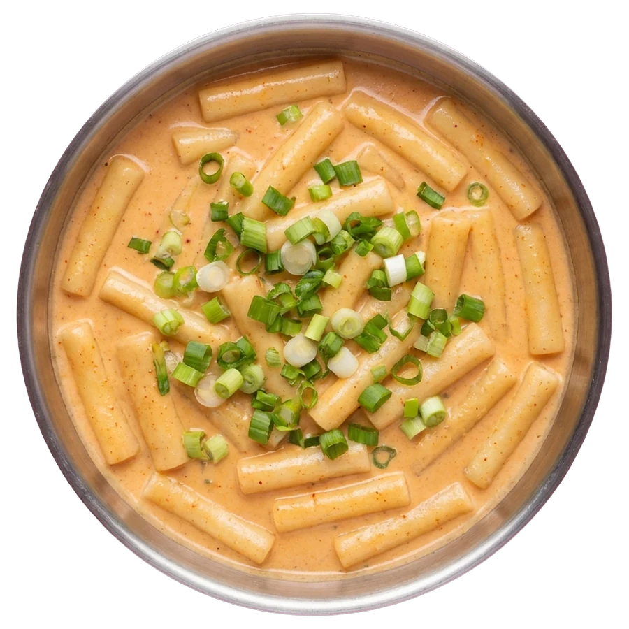 Reiskuchen in oranger Sahnesauce mit Fruehlingszwiebeln, von oben in einer Stahlschale