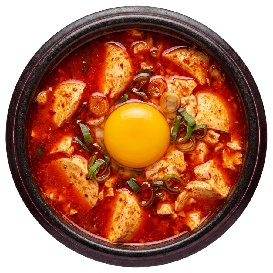 Roter Eintopf aus Seidentofu mit rohem Eigelb in der Mitte, von oben in einem schwarzen Topf